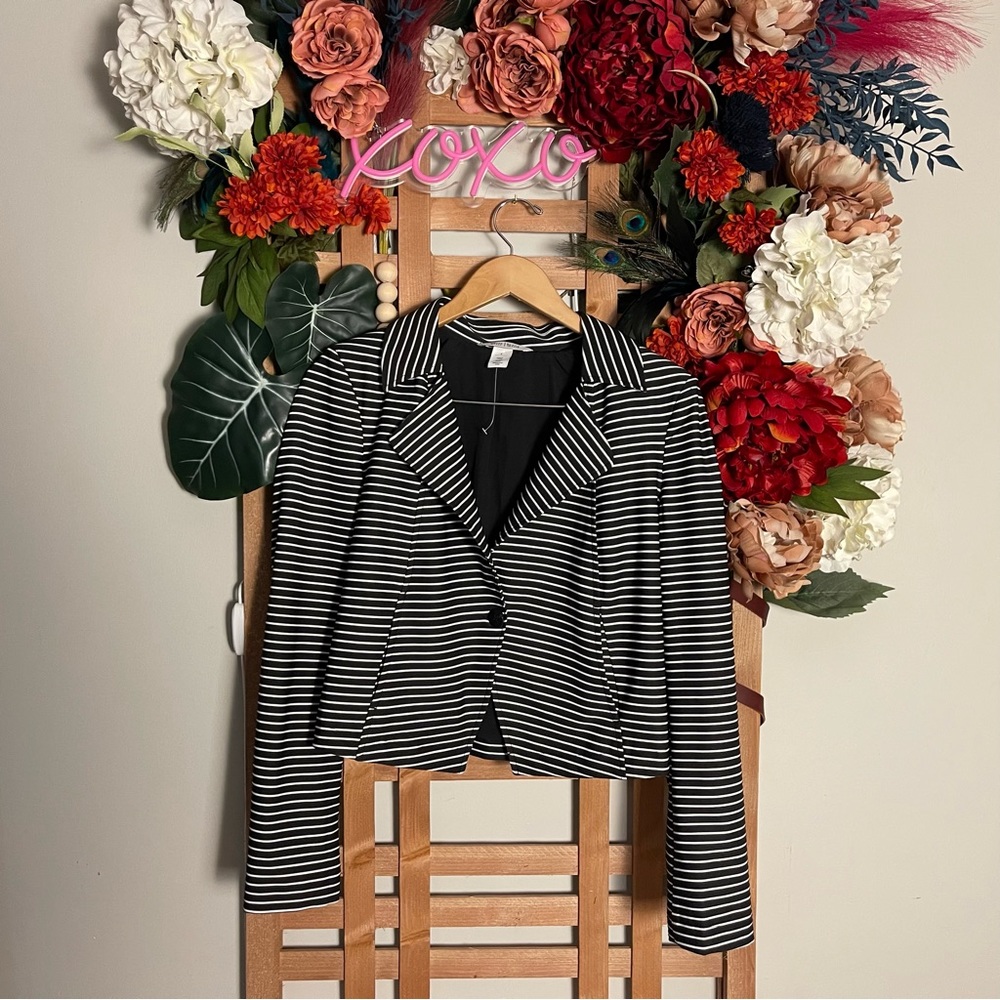 White House Black Market Black & White stripe short jacket, Sz 4